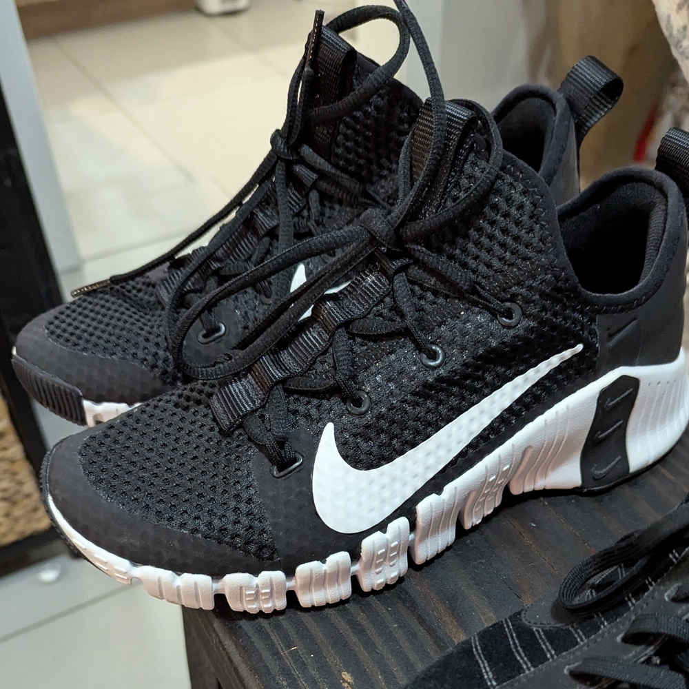 Nike Metcon Black and White Sneakers - Mens Size 7.5/Woman's Size 9